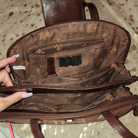 Luxurious Brown Textured Shoulder Bag with Structured Design - Picture 3 of 5